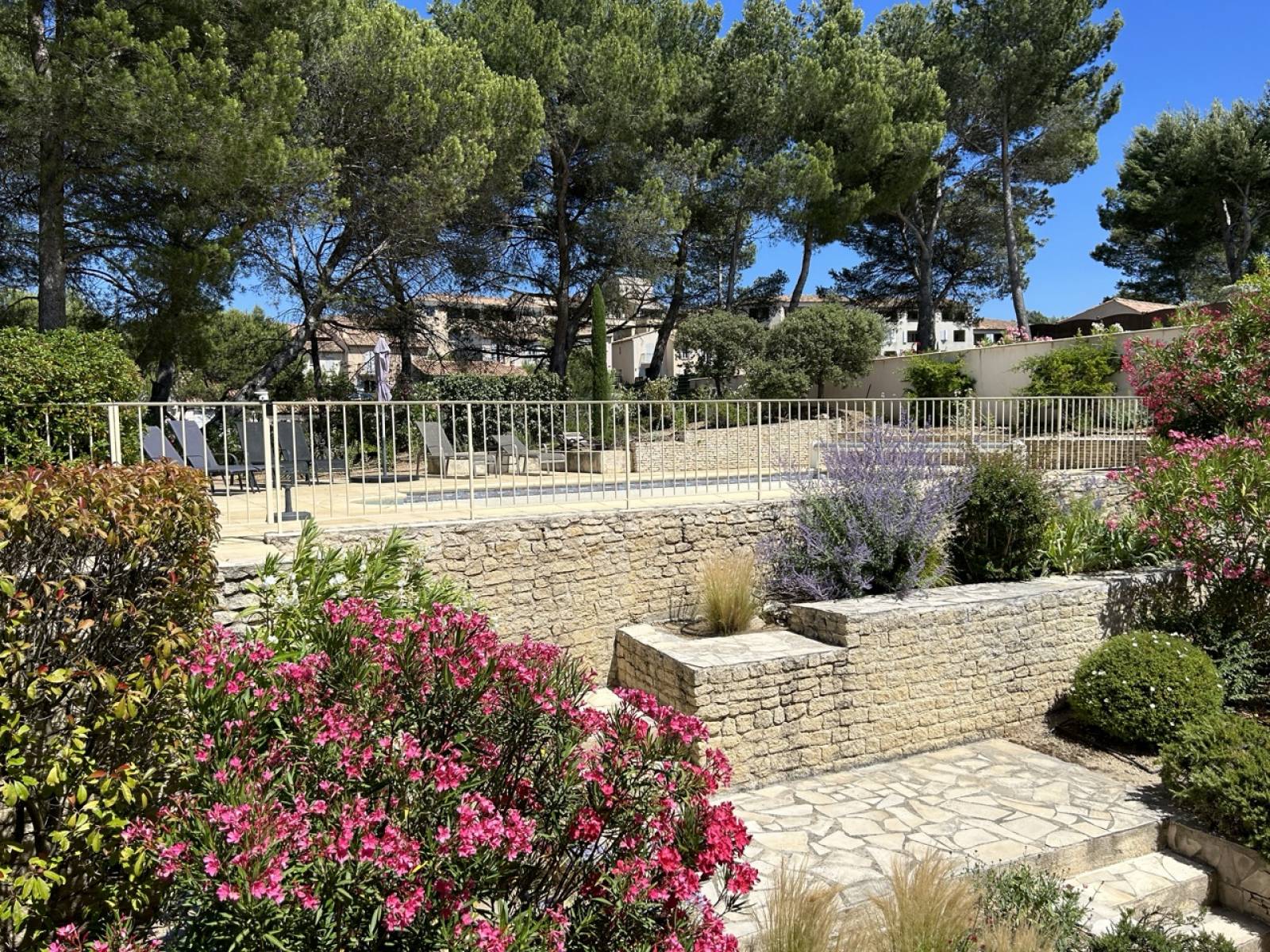 Exclusivité LIBRE Maison meublée T5 avec piscine privative chauffée Domaine et Golf de Pont Poyal en Provence  piscine chauffée