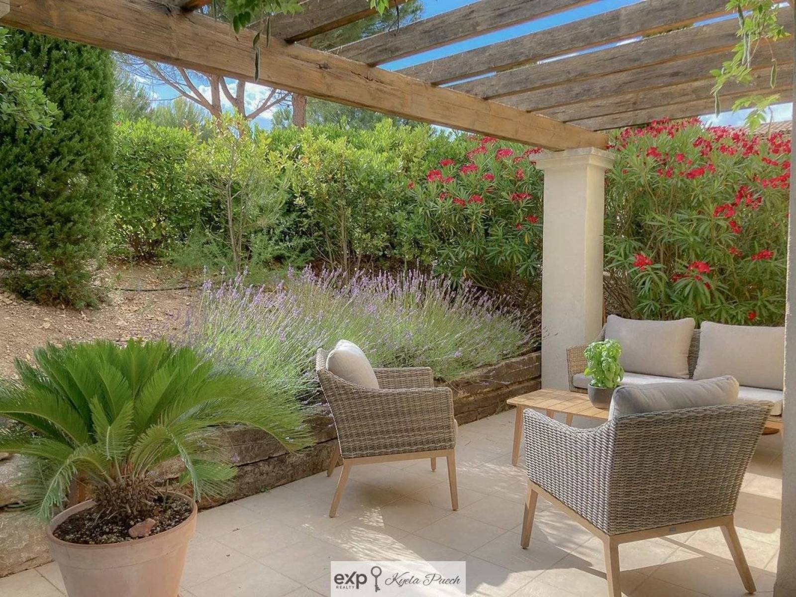 Exclusivité, Maison  T4, sur 356m2 de terrain plat, garage  box GOLF de PONT ROYAL  