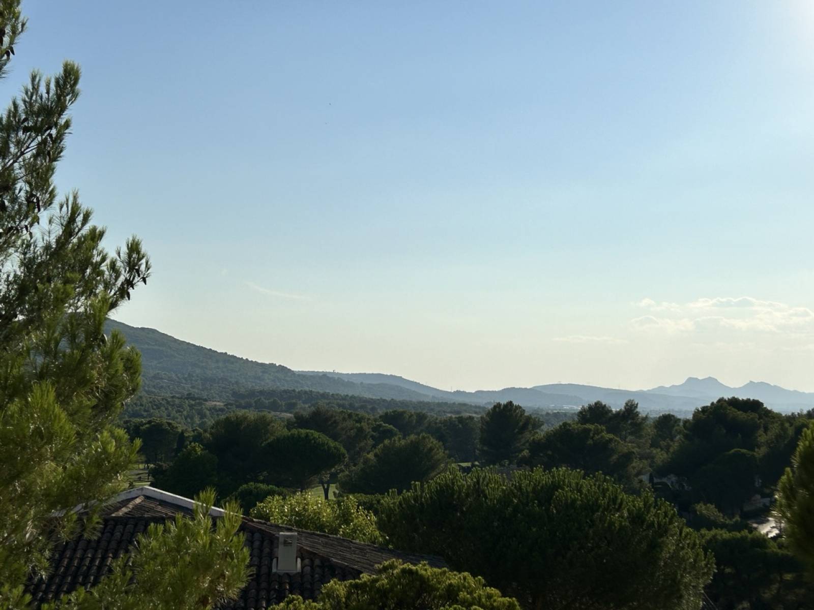 Appartement terrasse golf pont royal vue baux de provence yan spehner jason smith realty exp France luxury golf pont royal