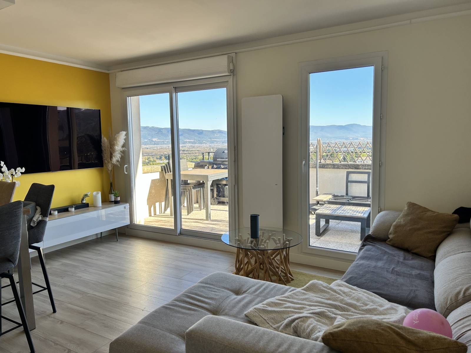 Appartement rénové, 2 chambres, terrasse et  piscine MALLEMORT  