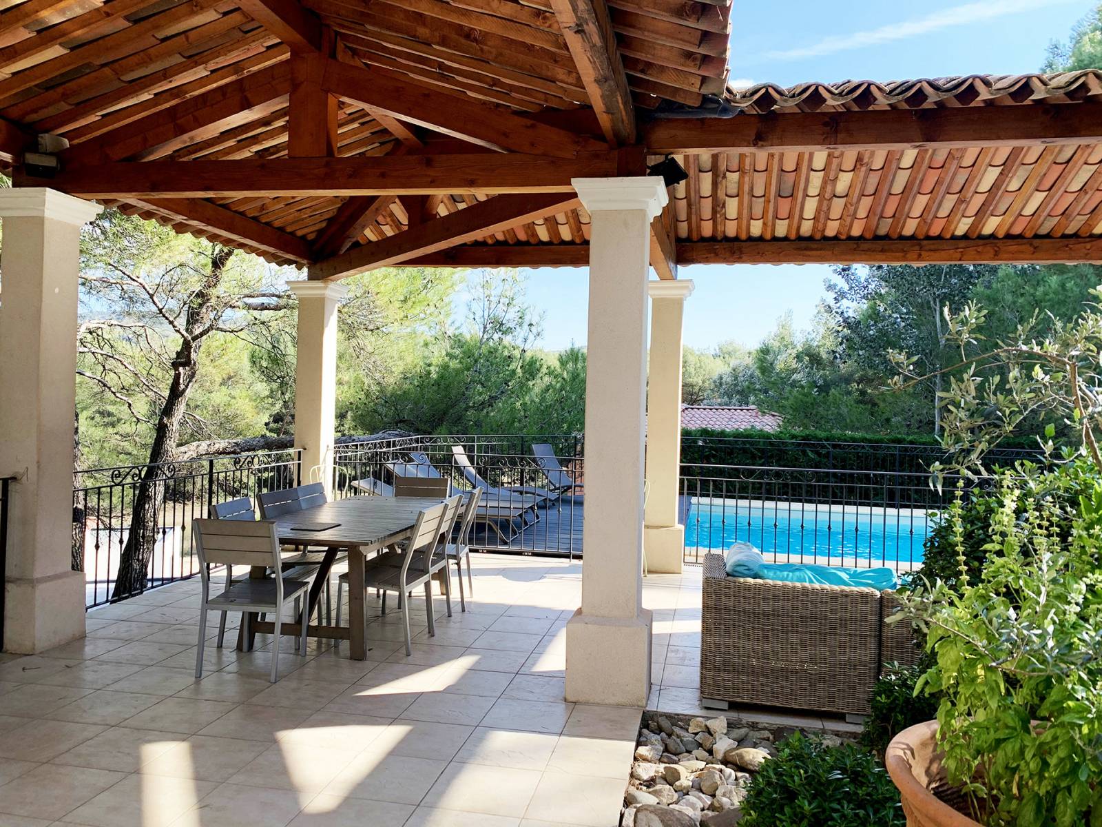 Maison vue panoramique sur les collines Domaine et Golf de Pont Royal  