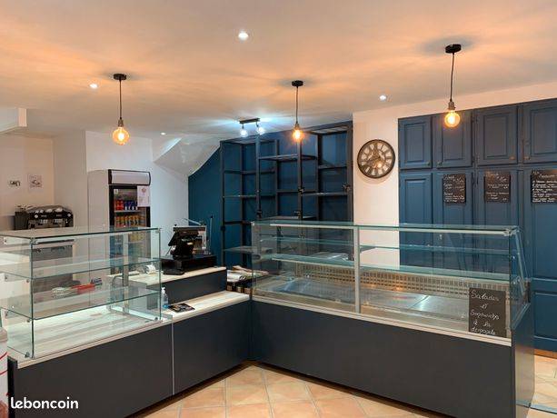 possibilité 2 locaux commerciaux, plein centre golf pont royal