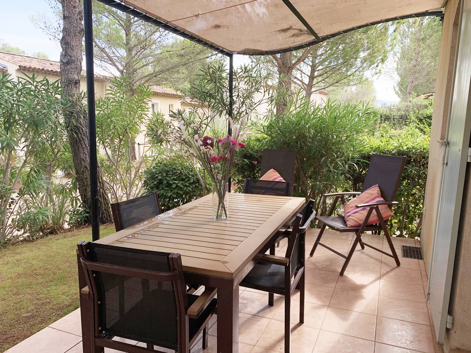 Maison T3 climatisée, jardin et  terrasse, parking GOLF de PONT ROYAL  