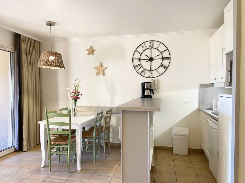 piece de vie Appartement 3 pièces à vendre, terrasse et jardin situé dans le golf de pont royal