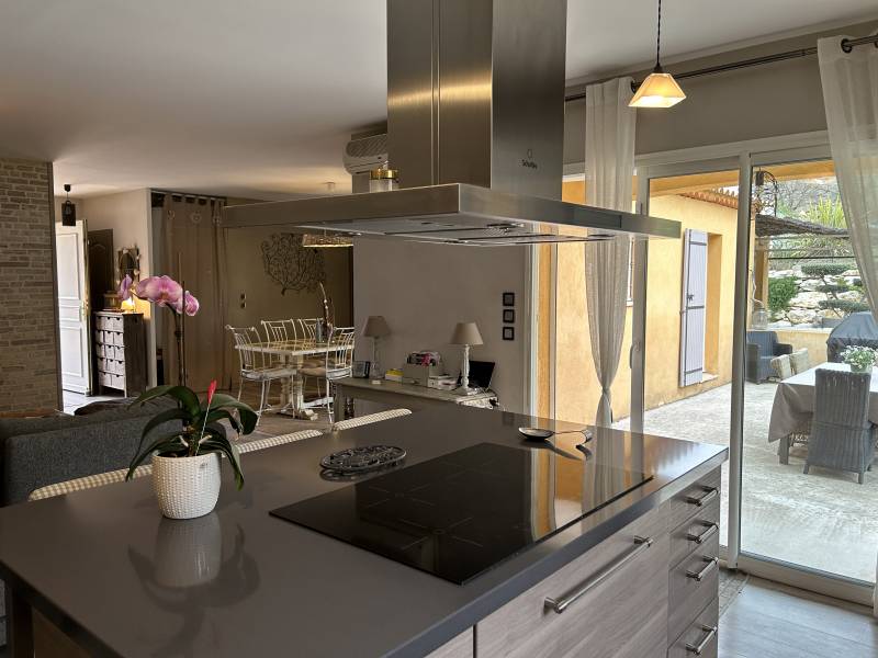 Maison calme ,performante en energie,  plein pied , ensoleillée ,  piscine chauffée