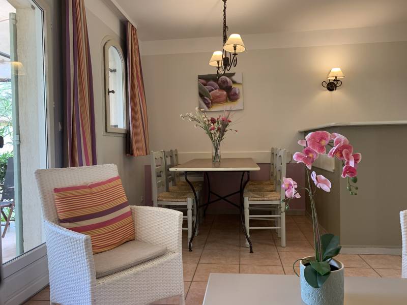 Maison T3 climatisée, jardin et  terrasse, parking GOLF de PONT ROYAL  