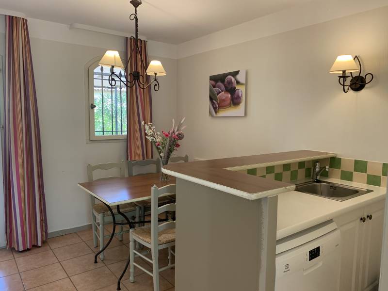 Maison T3 climatisée, jardin et  terrasse, parking GOLF de PONT ROYAL  