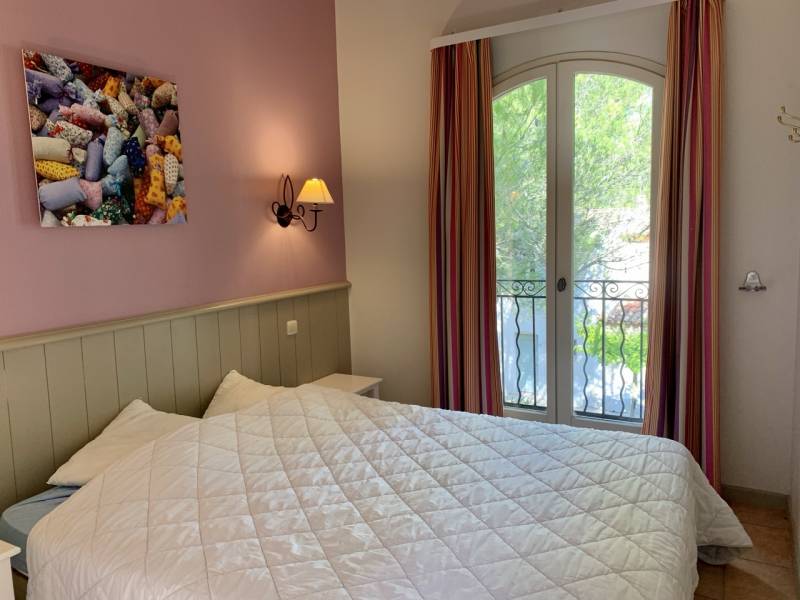 Maison T3 climatisée, jardin et  terrasse, parking GOLF de PONT ROYAL  