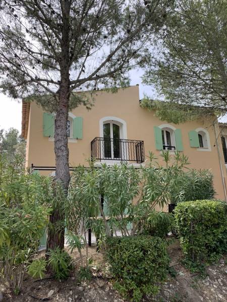 Maison T3 climatisée, jardin et  terrasse, parking GOLF de PONT ROYAL  