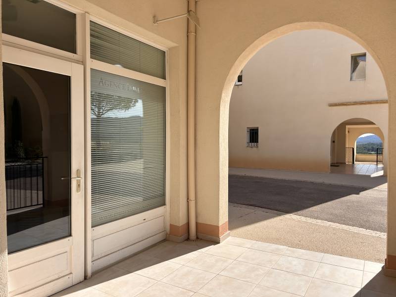 Local commercial location golf pont royal exp France jason smith realty immobilier john cheetham