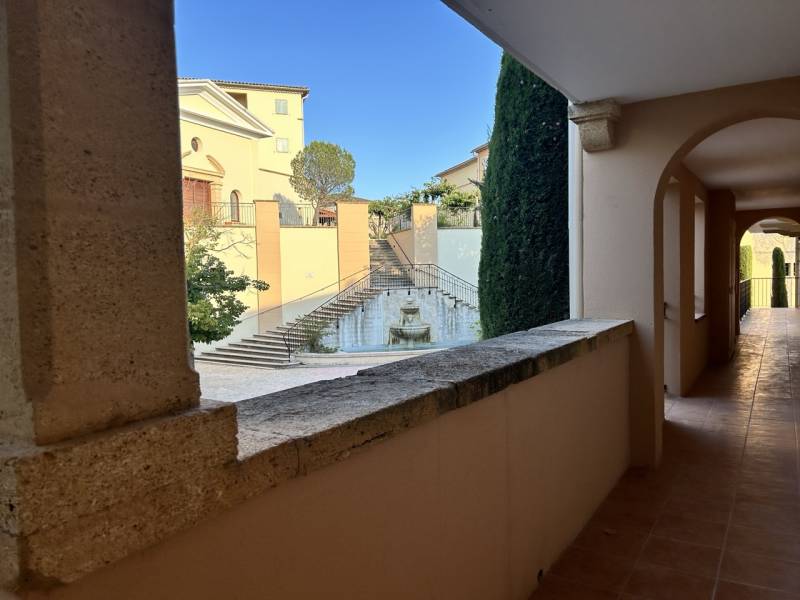 Appartement terrasse golf pont royal vue baux de provence yan spehner jason smith realty exp France luxury golf pont royal