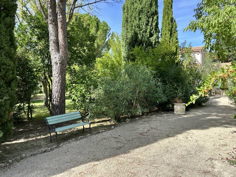 Exclusivité élégante propriété  au calme au milieu d'un parc VERNEGUES  