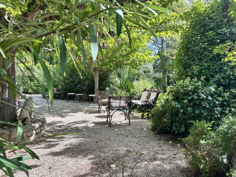 Exclusivité élégante propriété  au calme au milieu d'un parc VERNEGUES  