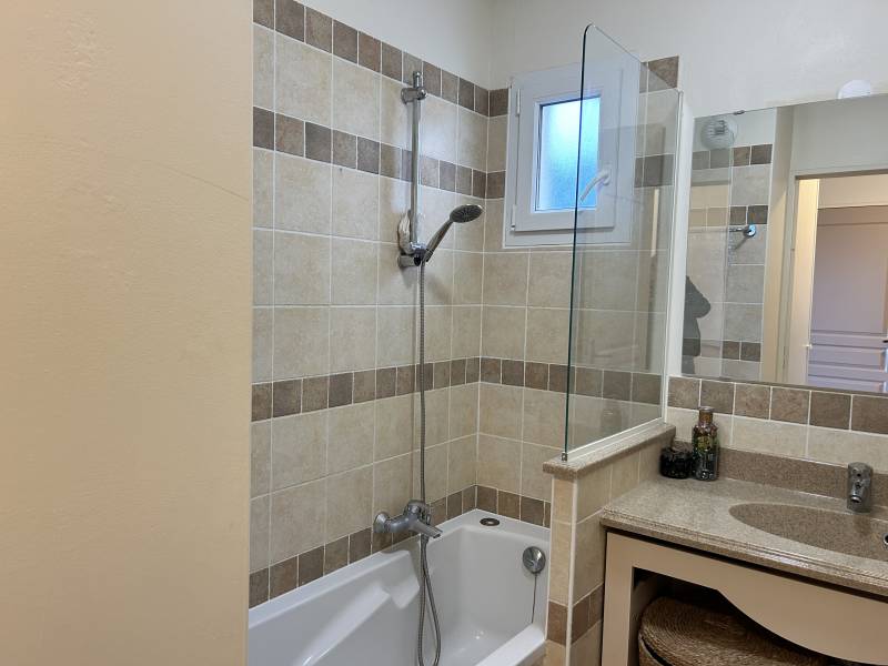 T2 climatisé, vue dominante, grande terrasse, piscine,  parking GOLF de PONT ROYAL  