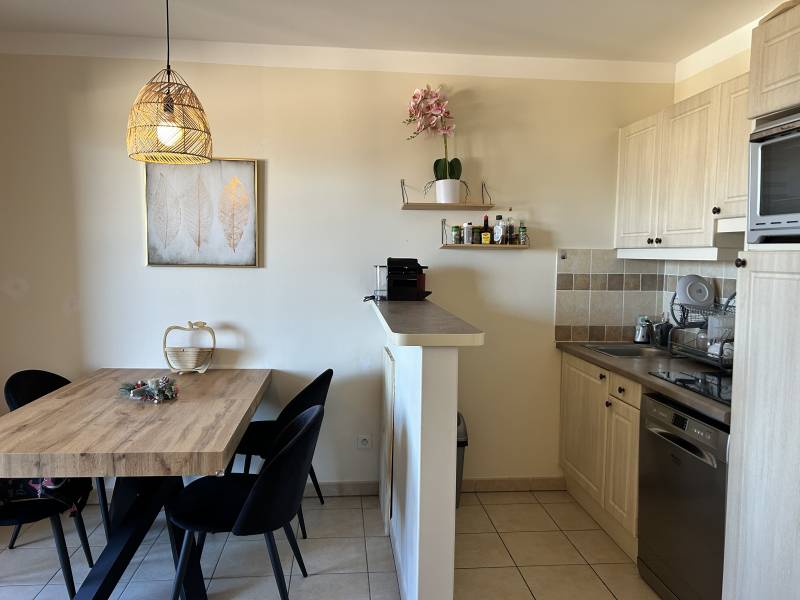 T2 climatisé, vue dominante, grande terrasse, piscine,  parking GOLF de PONT ROYAL  