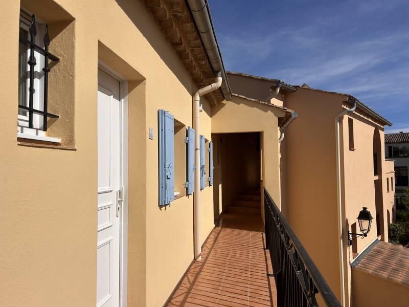 Exclusivité Appartement T2 terrasse et parking GOLF de Pont Royal  