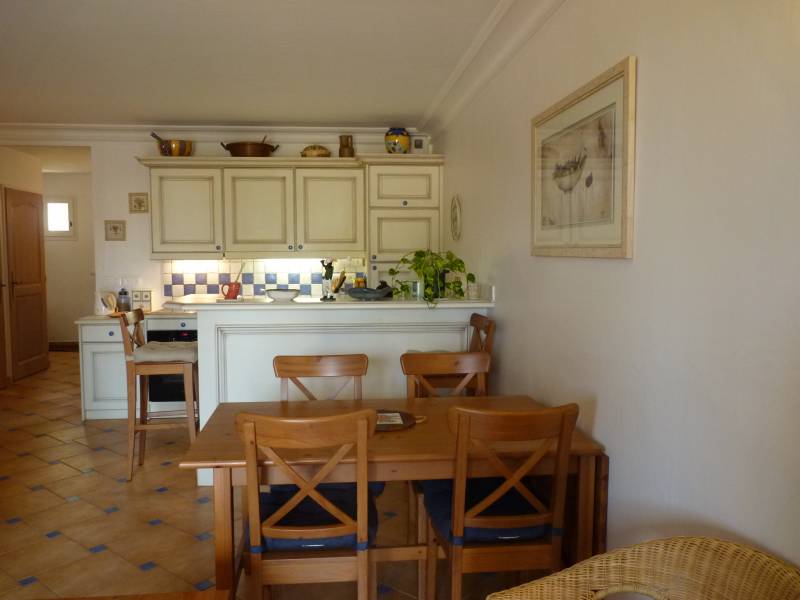 cuisine Appartement vendu, 2 chambres, garage et piscines dans la résidence  