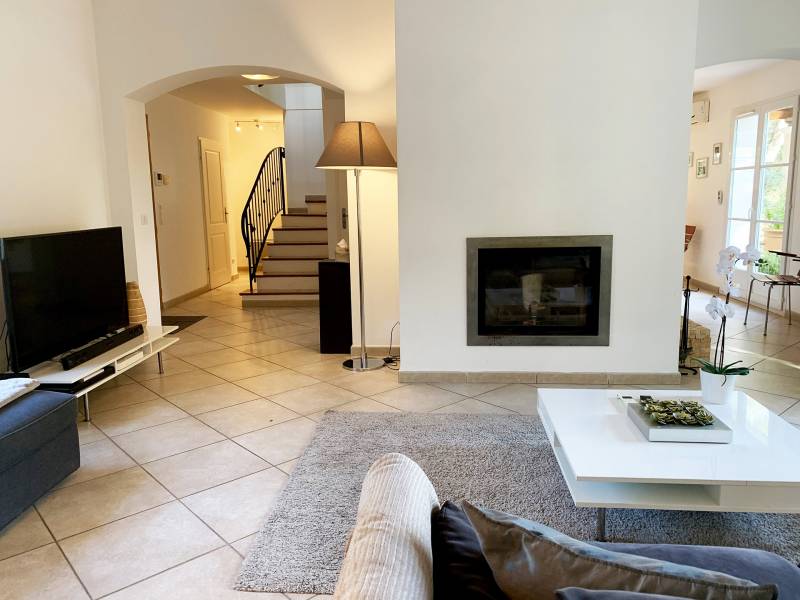 Maison vue panoramique sur les collines Domaine et Golf de Pont Royal  