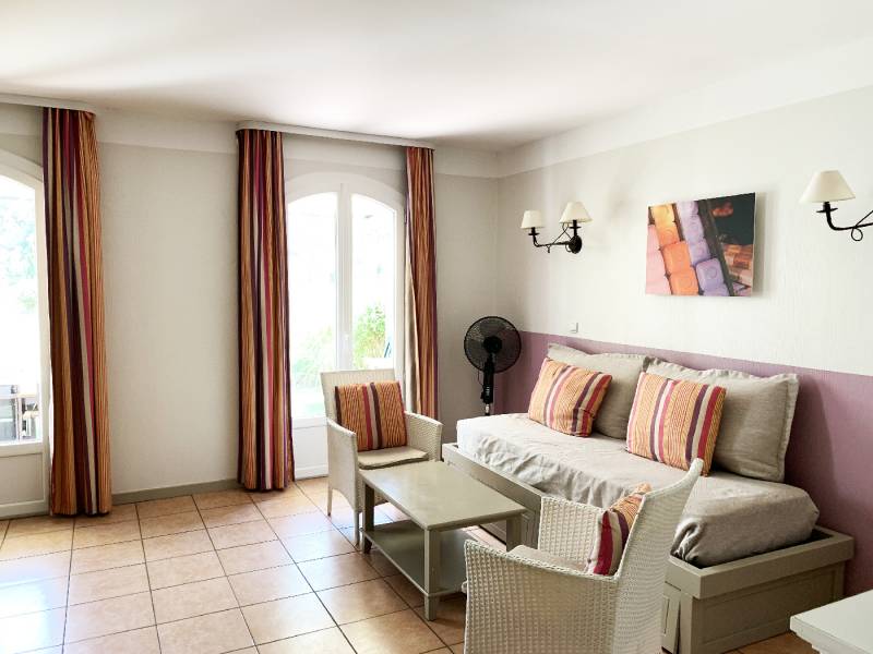 Bastidon, 3 chambres, à vendre, jardin Domaine du Golf de Pont Royal par Jason Smith realty