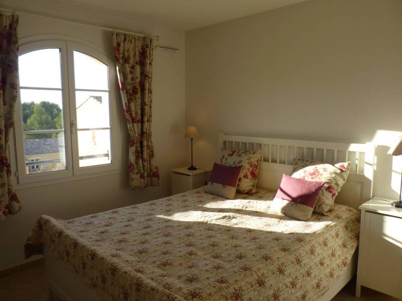 T3 , parking,terrasse, piscine vue jardins Domaine et Golf de Pont Royal en Provence  