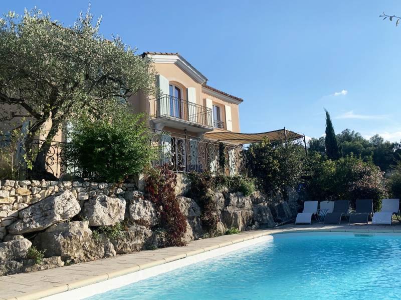 PLEINE FACADE Imposante Villa provençale, vue dégagée, piscine privative en plein coeur du GOLF PONT ROYAL