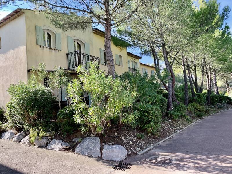 Maison T3 climatisée, jardin et  terrasse, parking GOLF de PONT ROYAL  