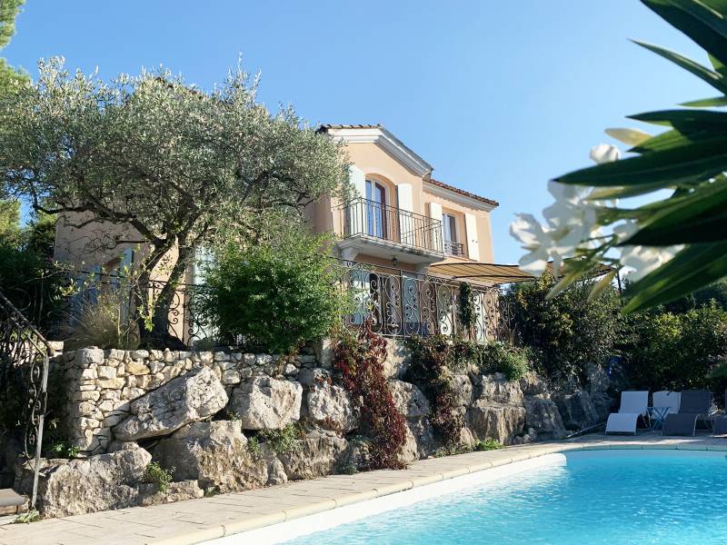 facade Imposante Villa provençale, vue dégagée, piscine privative piscine en plein coeur du golf pont royal