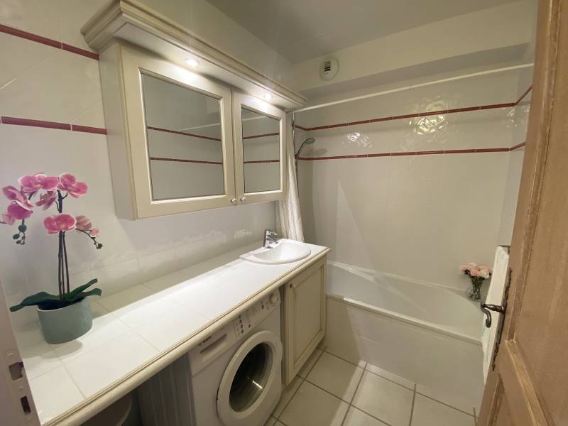 salle de bain Appartement, 1 chambre, vue féerique à vendre sur le Golf de pont Royal