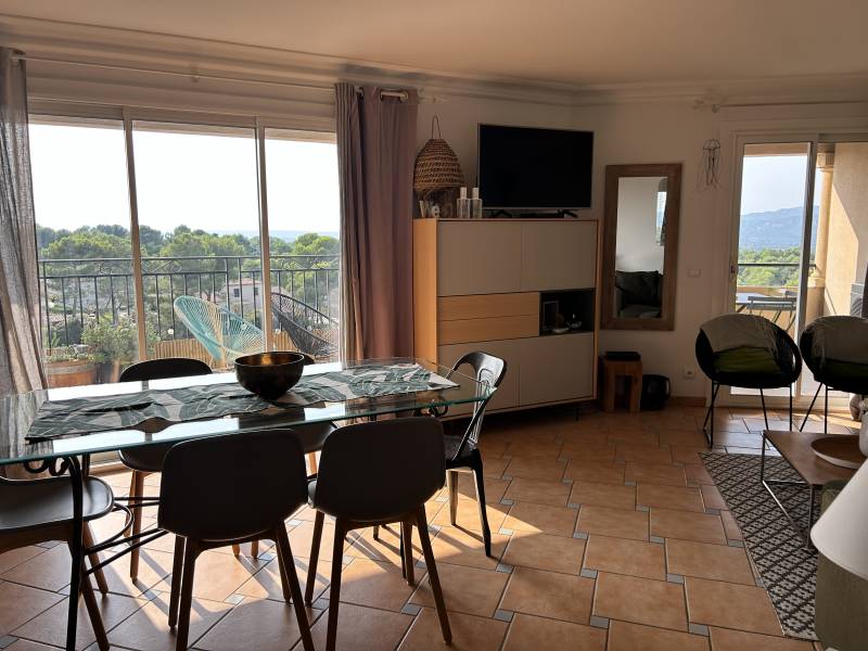 Grand appartement T4   avec vue panoramique , terrasse, garage box, cave GOLF de PONT ROYAL  